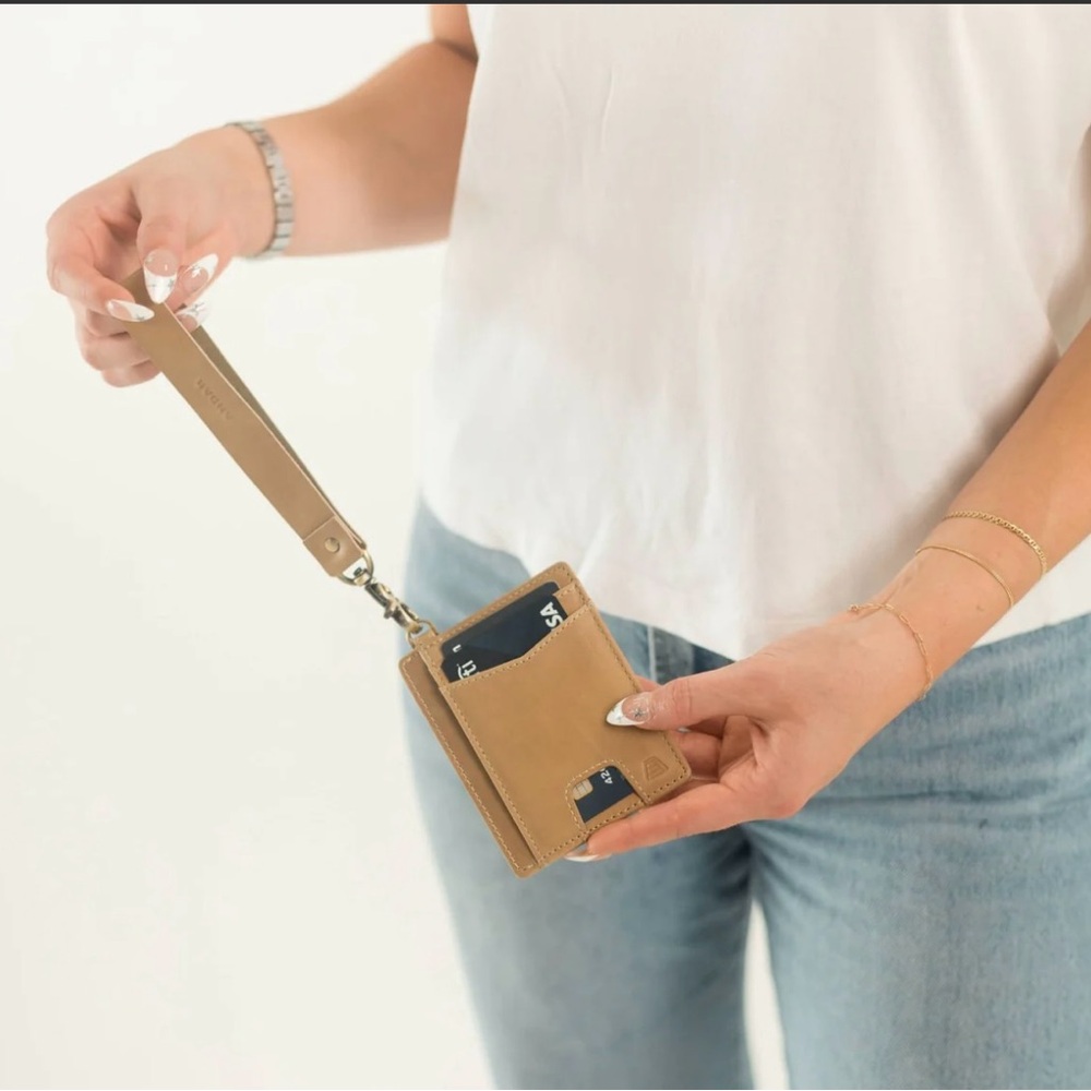 Andar Denner Leather Card Holder Wallet w/ Wrist Strap. Desert Sage Tan. NWT!